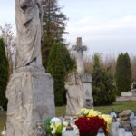 Kwesta na cmentarzu Św. Trójcy prowadzona na rzecz przywracania  pamięci o Żołnierzach Wyklętych Fundacji Kazimierza Wielkiego z Lublina / Ewa Pociejowska-Gawęda / Radio Kielce