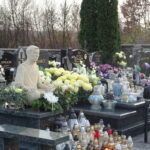 Kwesta na cmentarzu Św. Trójcy prowadzona na rzecz przywracania  pamięci o Żołnierzach Wyklętych Fundacji Kazimierza Wielkiego z Lublina / Ewa Pociejowska-Gawęda / Radio Kielce