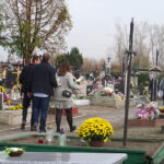 Kwesta na cmentarzu Św. Trójcy prowadzona na rzecz przywracania  pamięci o Żołnierzach Wyklętych Fundacji Kazimierza Wielkiego z Lublina / Ewa Pociejowska-Gawęda / Radio Kielce