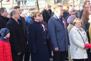 Obchody Święta Niepodległości. Druga z lewej: wiceprezydent miasta Ewa Skiba, obok prezydent Starachowic Marek Materek / Radio Kielce
