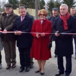 Suchedniów. Oddanie do użytku ul. Zagórskiej. Na zdjęciu (od lewej): wicewojewoda Andrzej Bętkowski, poseł Maria Zuba, wicestarosta powiatu skarżyskiego Artur Berus, nadleśniczy Piotr Fitas i członek Zarządu Powiatu Anna Leżańska / Anna Głąb / Radio Kielce