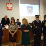 Sesja inauguracyjna Rady Miasta Starachowice. Zaświadczenie o wyborze na prezydenta miasta z rąk przewodniczącej Miejskiej Komisji Wyborczej Anety Gołębskiej odbiera Marek Materek / Anna Głąb / Radio Kielce