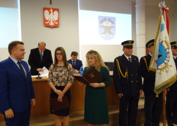 Sesja inauguracyjna Rady Miasta Starachowice. Zaświadczenie o wyborze na prezydenta miasta z rąk przewodniczącej Miejskiej Komisji Wyborczej Anety Gołębskiej odbiera Marek Materek / Anna Głąb / Radio Kielce