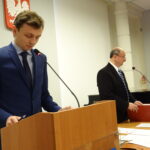 Sesja inauguracyjna Rady Miasta Starachowice. Na zdjęciu od lewej: przewodniczący RM Michał Walendzik i radny senior Włodzimierz Orkisz / Anna Głąb / Radio Kielce