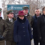 Otwarcie ścieżki edukacyjnej pn. „Droga do Wolności 1795-1918” i podsumowanie projektu „Leśnicy Miastu. Dęby Wolności w 100-lecie odzyskania Niepodległości”. Wiceprezydent Starachowic Ewa Skiba, prezydent Starachowic Marek Materek / Anna Głąb / Radio Kielce