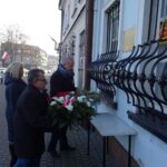 Jędrzejów. Setna rocznica odzyskania niepodległości. Kwiaty składa starosta jędrzejowski Edmund Kaczmarek / Ewa Pociejowska - Gawęda / Radio Kielce