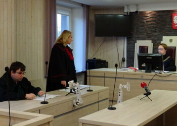Skarżysko. Rozprawa w sprawie umorzenia postępowania wobec matki, której córka wypadła z balkonu / Anna Głąb / Radio Kielce