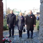 Jędrzejów. Setna rocznica odzyskania niepodległości. Na zdjęciu (po prawej): Marcin Piszczek - burmistrz Jędrzejowa / Ewa Pociejowska - Gawęda / Radio Kielce