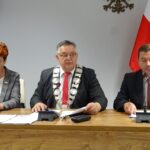 Sędziszów. Inauguracyjna sesja Rady Miejskiej. Na zdjęciu (od lewej): Aneta Konieczna, Adam Mysiara i Dariusz Juszczyk / Ewa Pociejowska - Gawęda / Radio Kielce