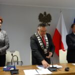 Sędziszów. Inauguracyjna sesja Rady Miejskiej. Na zdjęciu (od lewej): Aneta Konieczna, Adam Mysiara i Dariusz Juszczyk / Ewa Pociejowska - Gawęda / Radio Kielce