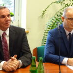 Sesja inaugurująca nową kadencję Rady Miasta i Gminy Małogoszcz. Nowy burmistrz Mariusz Piotrowski (z prawej) / Ewa Pociejowska-Gawęda / Radio Kielce