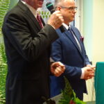 Sesja inaugurująca nową kadencję Rady Miasta i Gminy Małogoszcz. Nowy burmistrz Mariusz Piotrowski (z prawej) / Ewa Pociejowska-Gawęda / Radio Kielce