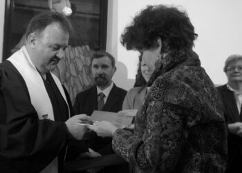 Z lewej: pastor Janusz Daszuta podczas wręczenia nagrody im. ks. Romana Indrzejczyka  / Kamil Król / Radio Kielce