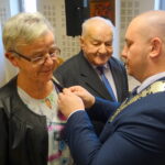 15 par z miasta i gminy Jędrzejów świętowało jubileusz 50-lecia małżeństwa. Medale z rąk burmistrza miasta Marcina Piszczka odbierają Zenona i Edmund Bratek / Ewa Pociejowska-Gawęda / Radio Kielce