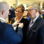 15 par z miasta i gminy Jędrzejów świętowało jubileusz 50-lecia małżeństwa. Medale z rąk burmistrza miasta Marcina Piszczka odbierają Teresa i Arkadiusz Fendrychowie / Ewa Pociejowska-Gawęda / Radio Kielce
