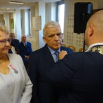 15 par z miasta i gminy Jędrzejów świętowało jubileusz 50-lecia małżeństwa. Medale z rąk burmistrza miasta Marcina Piszczka odbierają Grażyna i Zygmunt Kalarusowie / Ewa Pociejowska-Gawęda / Radio Kielce