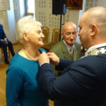 15 par z miasta i gminy Jędrzejów świętowało jubileusz 50-lecia małżeństwa. Medale z rąk burmistrza miasta Marcina Piszczka odbierają Janina i Zygmunt Krążkowie / Ewa Pociejowska-Gawęda / Radio Kielce