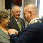 15 par z miasta i gminy Jędrzejów świętowało jubileusz 50-lecia małżeństwa. Medale z rąk burmistrza miasta Marcina Piszczka odbierają Zuzanna i Remigiusz Madejowie / Ewa Pociejowska-Gawęda / Radio Kielce