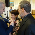 15 par z miasta i gminy Jędrzejów świętowało jubileusz 50-lecia małżeństwa. Medale z rąk burmistrza miasta Marcina Piszczka odbierają Genowefa i Leonid Opukowie / Ewa Pociejowska-Gawęda / Radio Kielce