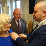 15 par z miasta i gminy Jędrzejów świętowało jubileusz 50-lecia małżeństwa. Medale z rąk burmistrza miasta Marcina Piszczka odbierają Elżbieta i Piotr Płaskoniowie / Ewa Pociejowska-Gawęda / Radio Kielce