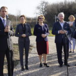 Uroczyste otwarcie nowego ujęcia wody w gminie Piekoszów. Na zdjęciu od lewej: Zbigniew Piątek - wójt gminy Piekoszów, Agata Wojtyszek - wojewoda świętokrzyski, Maria Zuba - poseł PiS, Krzysztof Lipiec - poseł PiS, Krzysztof Słoń - senator PiS. / Marcin Różyc / Radio Kielce