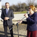 Uroczyste otwarcie nowego ujęcia wody w gminie Piekoszów. Na zdjęciu od lewej: Zbigniew Piątek - wójt gminy Piekoszów oraz Maria Zuba - poseł PiS. / Marcin Różyc / Radio Kielce