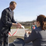 Uroczyste otwarcie nowego ujęcia wody w gminie Piekoszów. Na zdjęciu od lewej: Zbigniew Piątek - wójt gminy Piekoszów oraz Agata Wojtyszek - wojewoda świętokrzyski. / Marcin Różyc / Radio Kielce