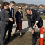 Uroczyste otwarcie nowego ujęcia wody w gminie Piekoszów. Na zdjęciu od lewej: Krzysztof Lipiec – poseł PiS, Agata Wojtyszek – wojewoda świętokrzyski, Krzysztof Słoń – senator PiS, Maria Zuba – poseł PiS, Zbigniew Piątek – wójt gminy Piekoszów / Marcin Różyc / Radio Kielce