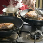 "Przez żołądek do Niepodległej" - spotkanie z Karolem Okrasą w ZSPS / Marzena Mąkosa / Radio Kielce