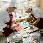 "Przez żołądek do Niepodległej" - spotkanie z Karolem Okrasą w ZSPS / Marzena Mąkosa / Radio Kielce