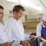 "Przez żołądek do Niepodległej" - spotkanie z Karolem Okrasą w ZSPS. Na zdjęciu drugi od lewej Karol Okrasa / Marzena Mąkosa / Radio Kielce