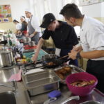 "Przez żołądek do Niepodległej" - spotkanie z Karolem Okrasą w ZSPS / Marzena Mąkosa / Radio Kielce