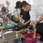 "Przez żołądek do Niepodległej" - spotkanie z Karolem Okrasą w ZSPS / Marzena Mąkosa / Radio Kielce