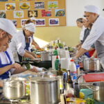 "Przez żołądek do Niepodległej" - spotkanie z Karolem Okrasą w ZSPS / Marzena Mąkosa / Radio Kielce