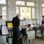 "Przez żołądek do Niepodległej" - spotkanie z Karolem Okrasą w ZSPS / Marzena Mąkosa / Radio Kielce