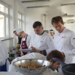 "Przez żołądek do Niepodległej" - spotkanie z Karolem Okrasą w ZSPS. Po prawej Karol Okrasa / Marzena Mąkosa / Radio Kielce