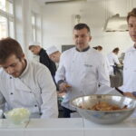 "Przez żołądek do Niepodległej" - spotkanie z Karolem Okrasą w ZSPS. Po prawej Karol Okrasa / Marzena Mąkosa / Radio Kielce