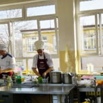 "Przez żołądek do Niepodległej" - spotkanie z Karolem Okrasą w ZSPS / Marzena Mąkosa / Radio Kielce