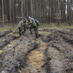 Żołnierze Centrum Przygotowań do Misji Zagranicznych przy współudziale z Lasami Państwowymi Nadleśnictwa Kielce i Leśnictwa Dyminy zorganizowali akcję sadzenia dębów na stulecie odzyskania niepodległości przez Polskę / Marcin Różyc / Radio Kielce