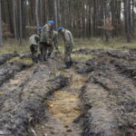 Żołnierze Centrum Przygotowań do Misji Zagranicznych przy współudziale z Lasami Państwowymi Nadleśnictwa Kielce i Leśnictwa Dyminy zorganizowali akcję sadzenia dębów na stulecie odzyskania niepodległości przez Polskę / Marcin Różyc / Radio Kielce