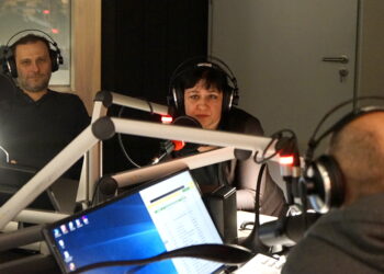 Piotr Hnidan – ekonomista – dyrektor Kolegium Szkół Prywatnych i dr Aleksandra Pisarska – ekonomistka – kanclerz UJK / Karol Żak / Radio Kielce