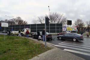 Kielce. Kolizja trzech aut osobowych na skrzyżowaniu ulic Warszawskiej, Jesionowej i Świętokrzyskiej / Robert Felczak / Radio Kielce