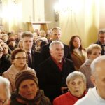 Piekoszów. Arcybiskup Wojciech Polak odprawił uroczystą mszę świętą w Sanktuarium Matki Bożej Miłosierdzia. Na zdjęciu: wojewoda Agata Wojtyszek, senator Krzyzstof Słoń, wicewojewoda Andrzej Bętkowski i Zbigniew Piątek - wójt Piekoszowa / Jarosław Kubalski / Radio Kielce