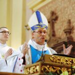 Piekoszów. Arcybiskup Wojciech Polak odprawił uroczystą mszę świętą w Sanktuarium Matki Bożej Miłosierdzia. Na zdjęciu: arcybiskup Wojciech Polak / Jarosław Kubalski / Radio Kielce