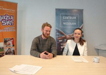 Od lewej Maciej Ziernik, prezes Regionalnego Centrum Wolontariatu oraz Beata Syzduł, współorganizator I Forum Zdrowia Psychicznego / Iwona Murawska / Radio Kielce