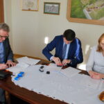 Na dokumencie umowy swoje podpisy złożyli  Włodzimierz Badurak -  burmistrz Miasta i Gminy Pińczów oraz Piotr Jacewicz - wiceprezes Zarządu firmy SANITO Sp. z o.o. / Urząd Miasta i Gminy Pińczów