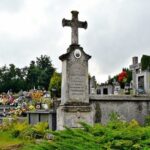 Skalbmierz. Kamienny nagrobek zwieńczony krzyżem. Miejsce pochówku ks. Wincentego Gasińskiego / Jerzy Kowalczyk