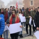 Żywa biało-czerwona flaga utworzona przez mieszkańców Sandomierza / Grażyna Szlęzak-Wójcik / Radio Kielce