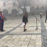 Żywa biało-czerwona flaga utworzona przez mieszkańców Sandomierza / Grażyna Szlęzak-Wójcik / Radio Kielce