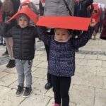 Żywa biało-czerwona flaga utworzona przez mieszkańców Sandomierza / Grażyna Szlęzak-Wójcik / Radio Kielce